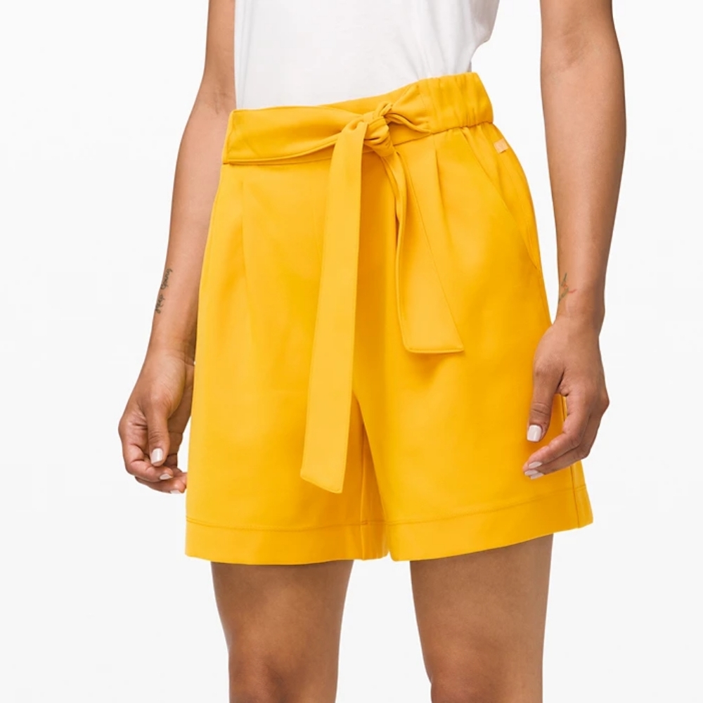 Lululemon noir shorts 5.5" in honeycomb